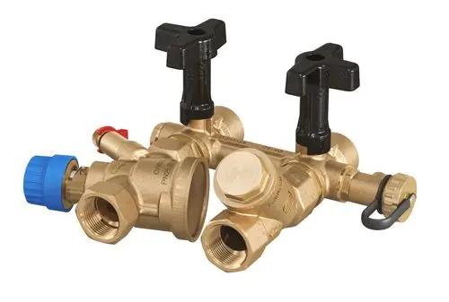 Brauner Ventilblock mit schwarzen Handgriffen und farbigen Anschlussnippeln, hergestellt von Danfoss. Komponenten für die Steuerung von Durchflussmengen in Heizsystemen.